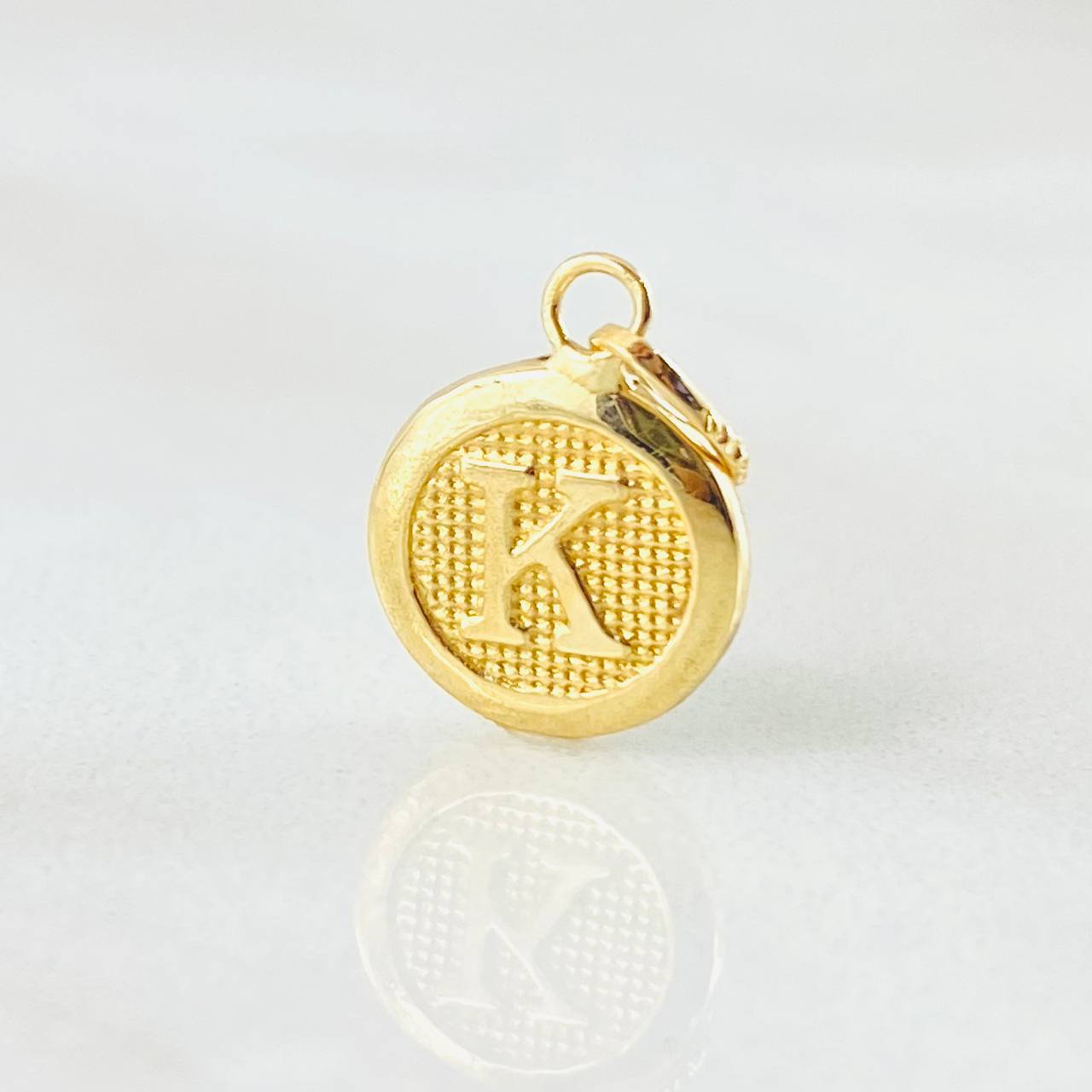 Dije Letra K 0.4gr / 1/2 in / Oro Amarillo 18K ©