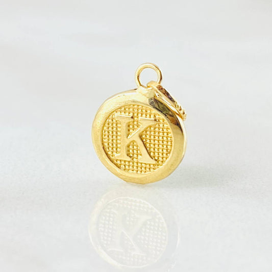 Dije Letra K Circulo Texturizado 0.45gr / 1/2 in / Oro Amarillo 18K ©