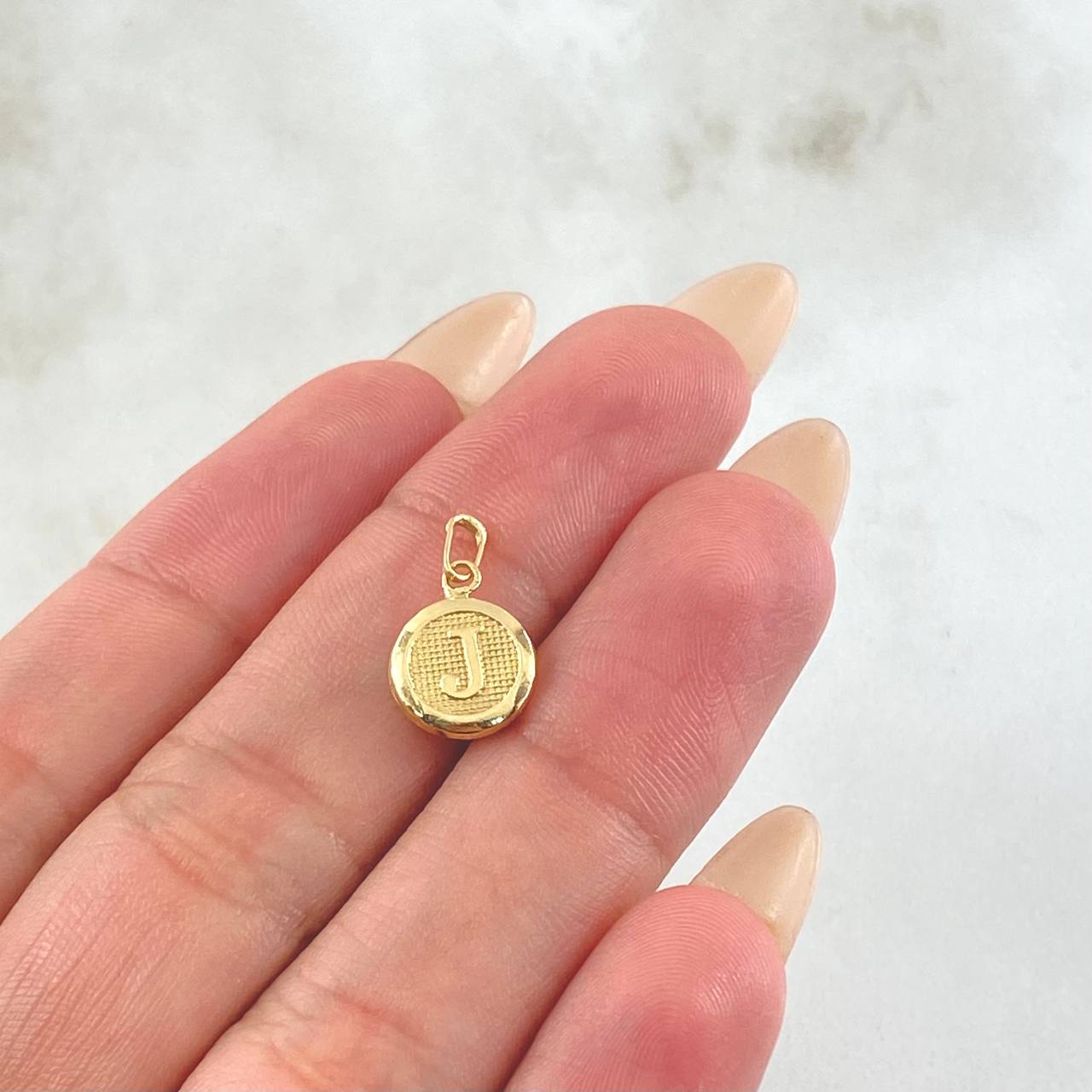 Dije Letra J Circulo Texturizado 0.4gr / 1/2 in / Oro Amarillo 18K ©