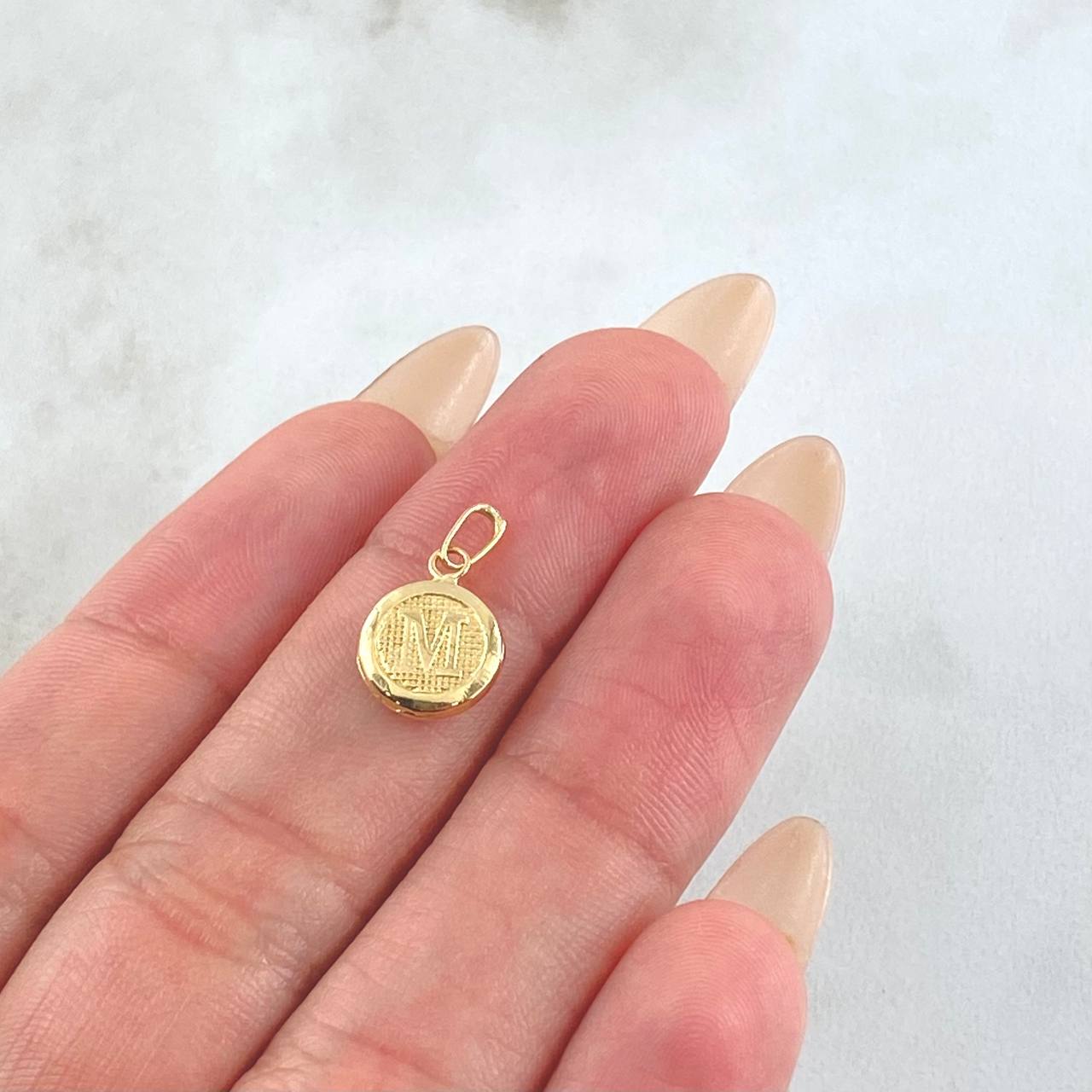 Dije Letra M Circulo Texturizado 0.4gr / 1/2 in / Oro Amarillo 18K *