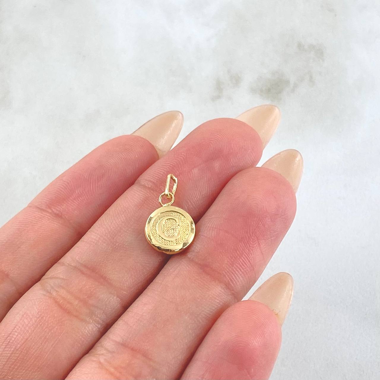 Dije Letra C 0.4gr / 1/2 in / Oro Amarillo 18K ©