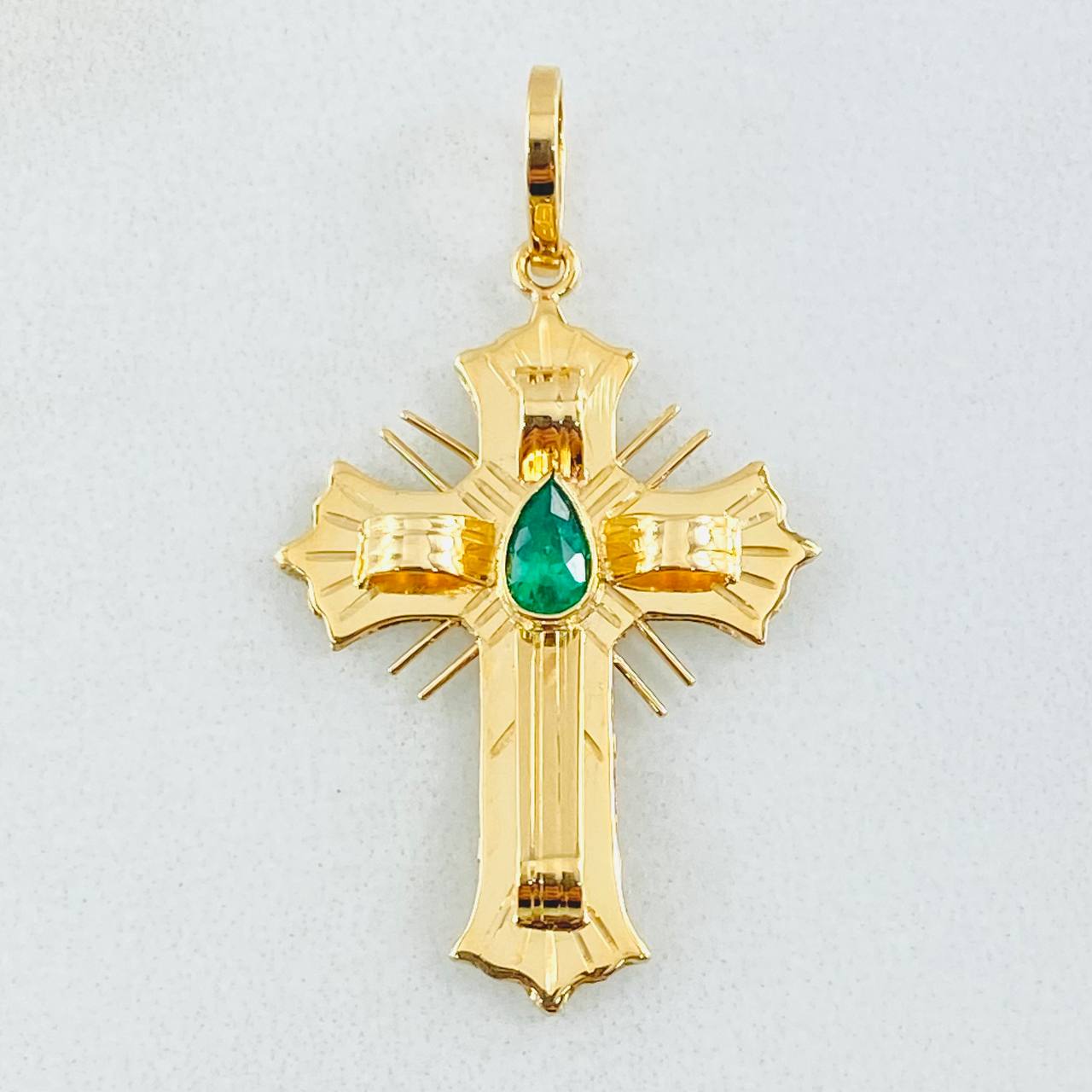 Dije Crúz de Altar Esmeralda 18pts 1.75gr / 1 1/4 in / Oro Amarillo 18K