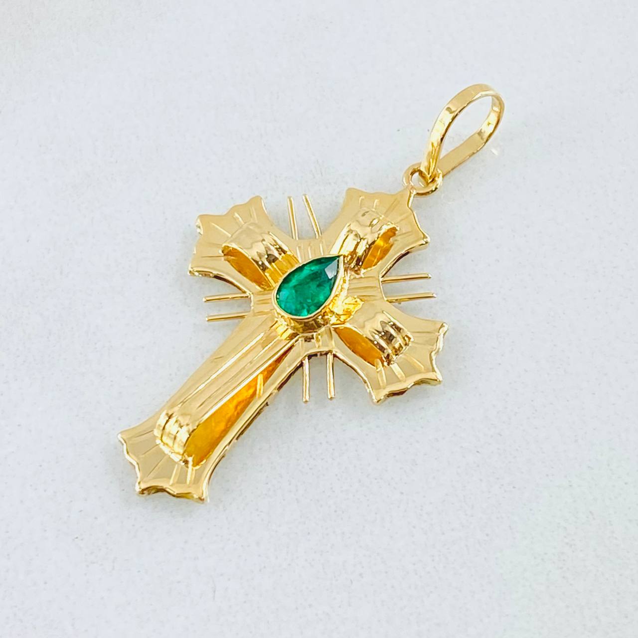 Dije Crúz de Altar Esmeralda 18pts 1.75gr / 1 1/4 in / Oro Amarillo 18K