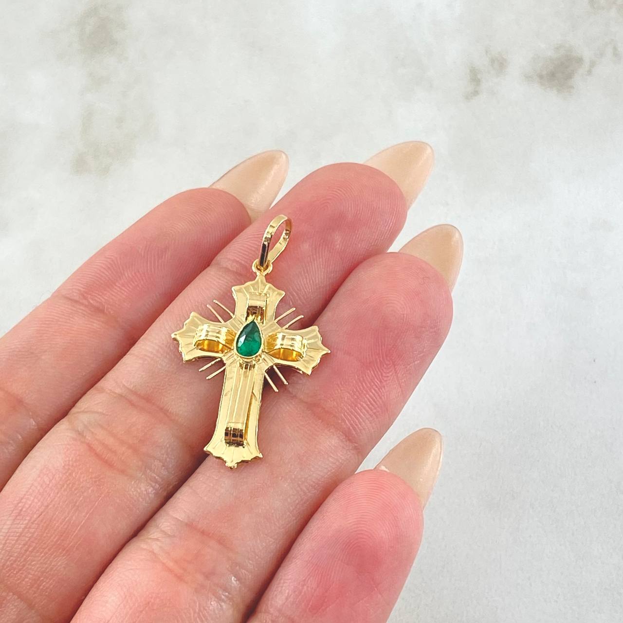 Dije Crúz de Altar Esmeralda 18pts 1.75gr / 1 1/4 in / Oro Amarillo 18K