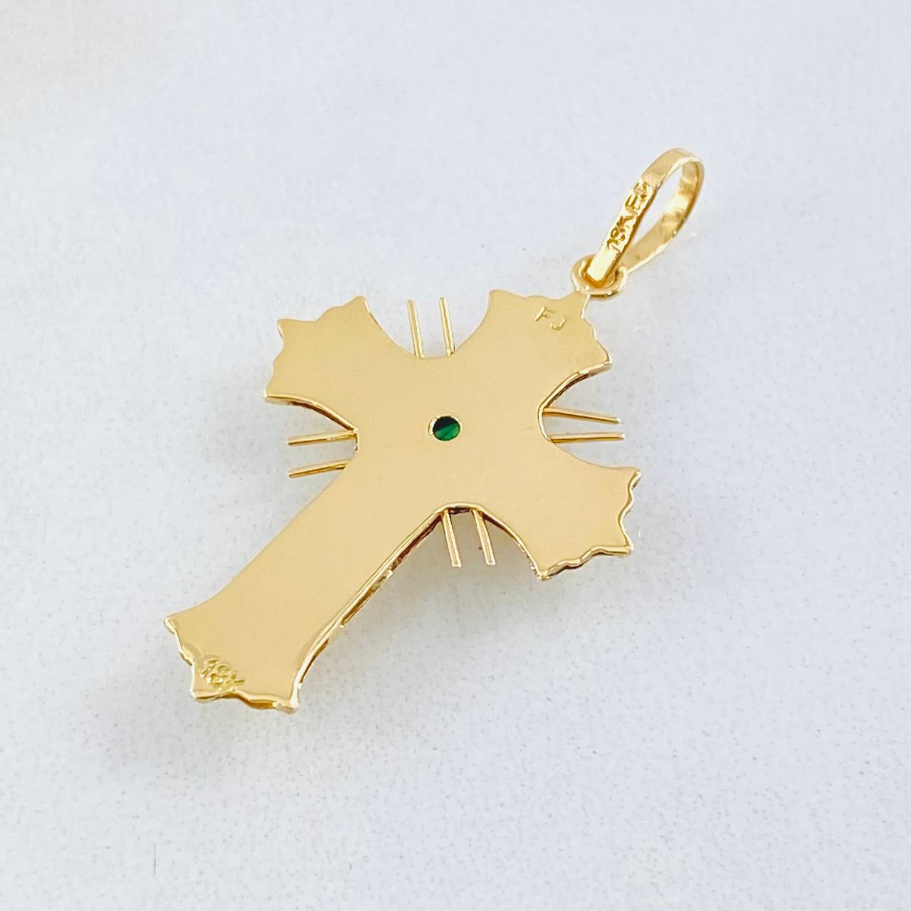 Dije Crúz de Altar Esmeralda 18pts 1.75gr / 1 1/4 in / Oro Amarillo 18K