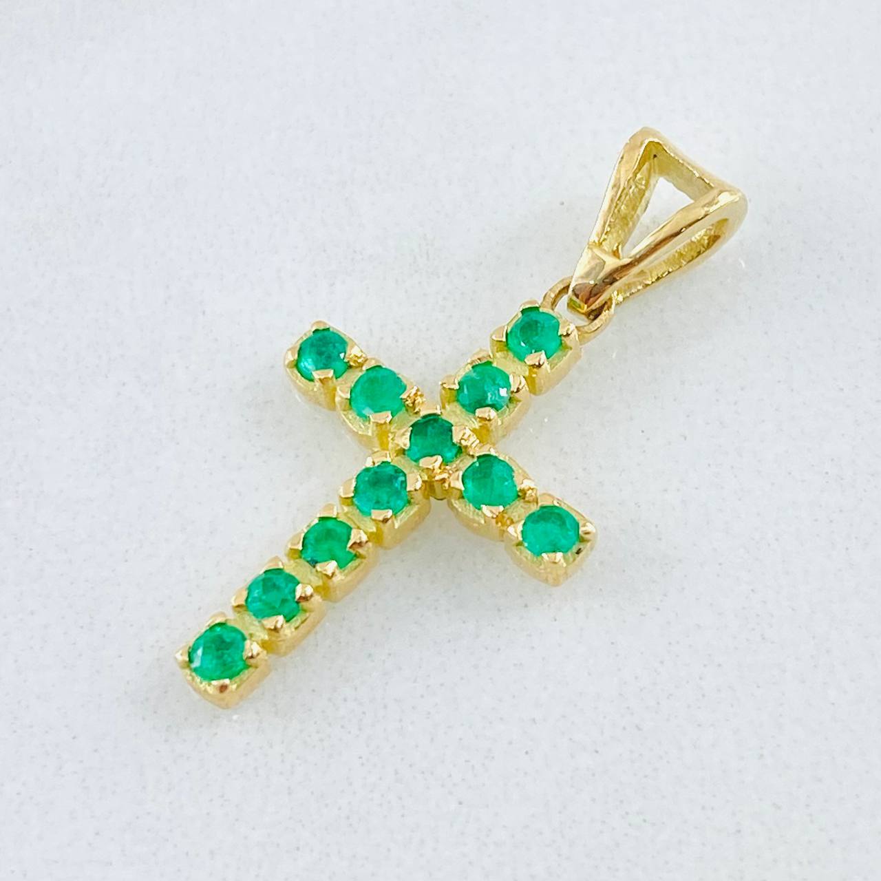 Dije Crúz Tupida Esmeraldas 70pts 2.05gr / 1 in / Oro Amarillo 18K