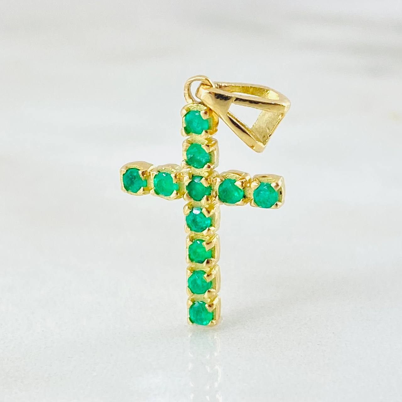 Dije Crúz Tupida Esmeraldas 70pts 2.05gr / 1 in / Oro Amarillo 18K