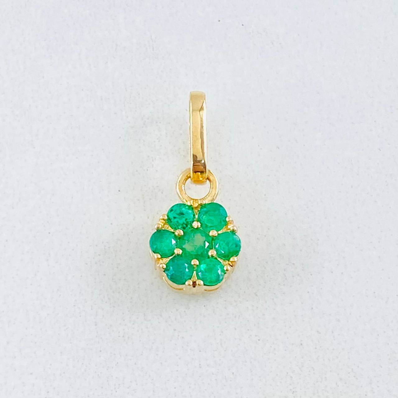 Dije Flor Hexagonal Esmeraldas 29pts 1gr / 1/2 in / Oro Amarillo 18K