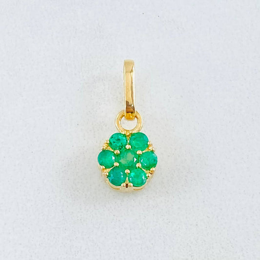 Dije Flor Hexagonal Esmeraldas 29pts 1gr / 1/2 in / Oro Amarillo 18K