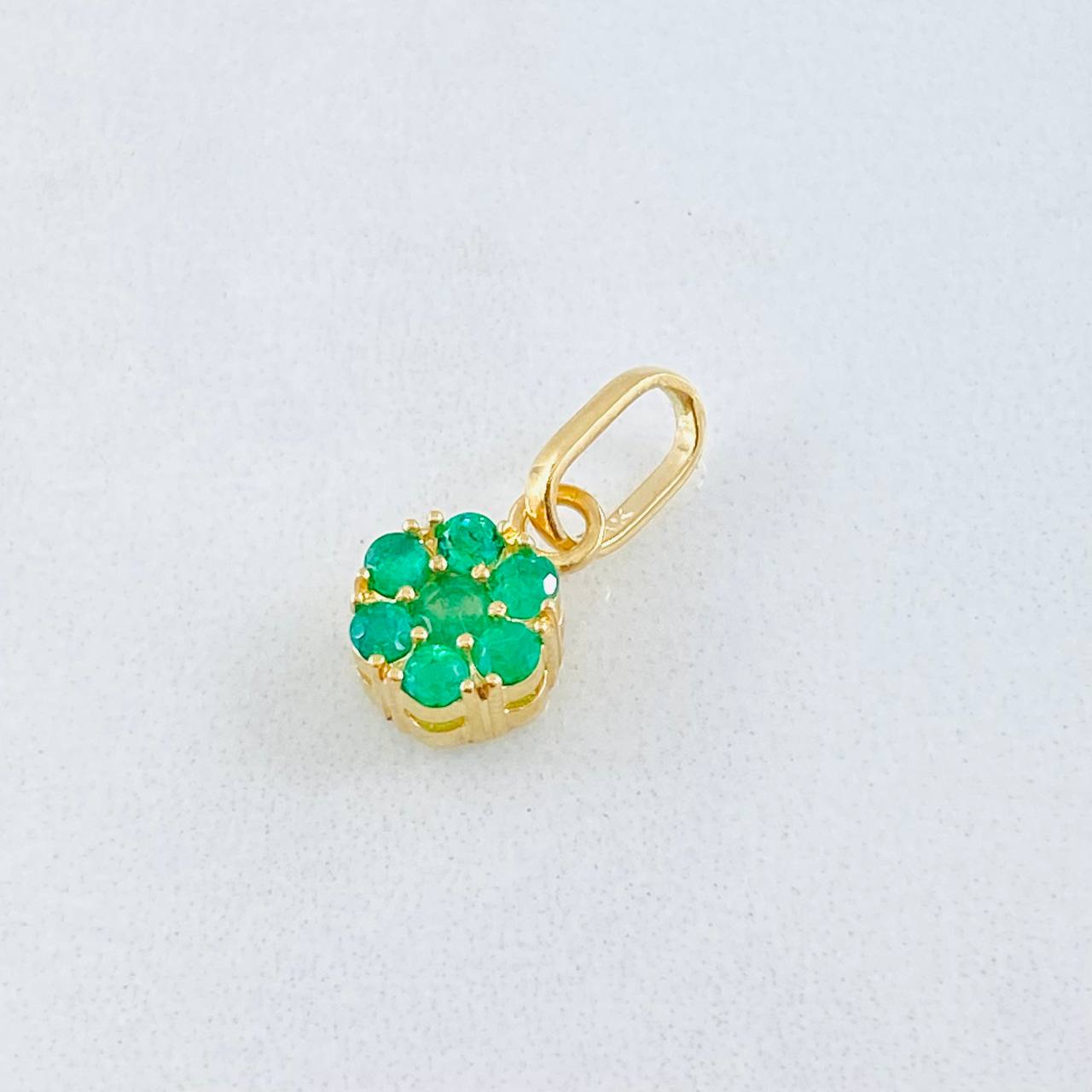 Dije Flor Hexagonal Esmeraldas 29pts 1gr / 1/2 in / Oro Amarillo 18K