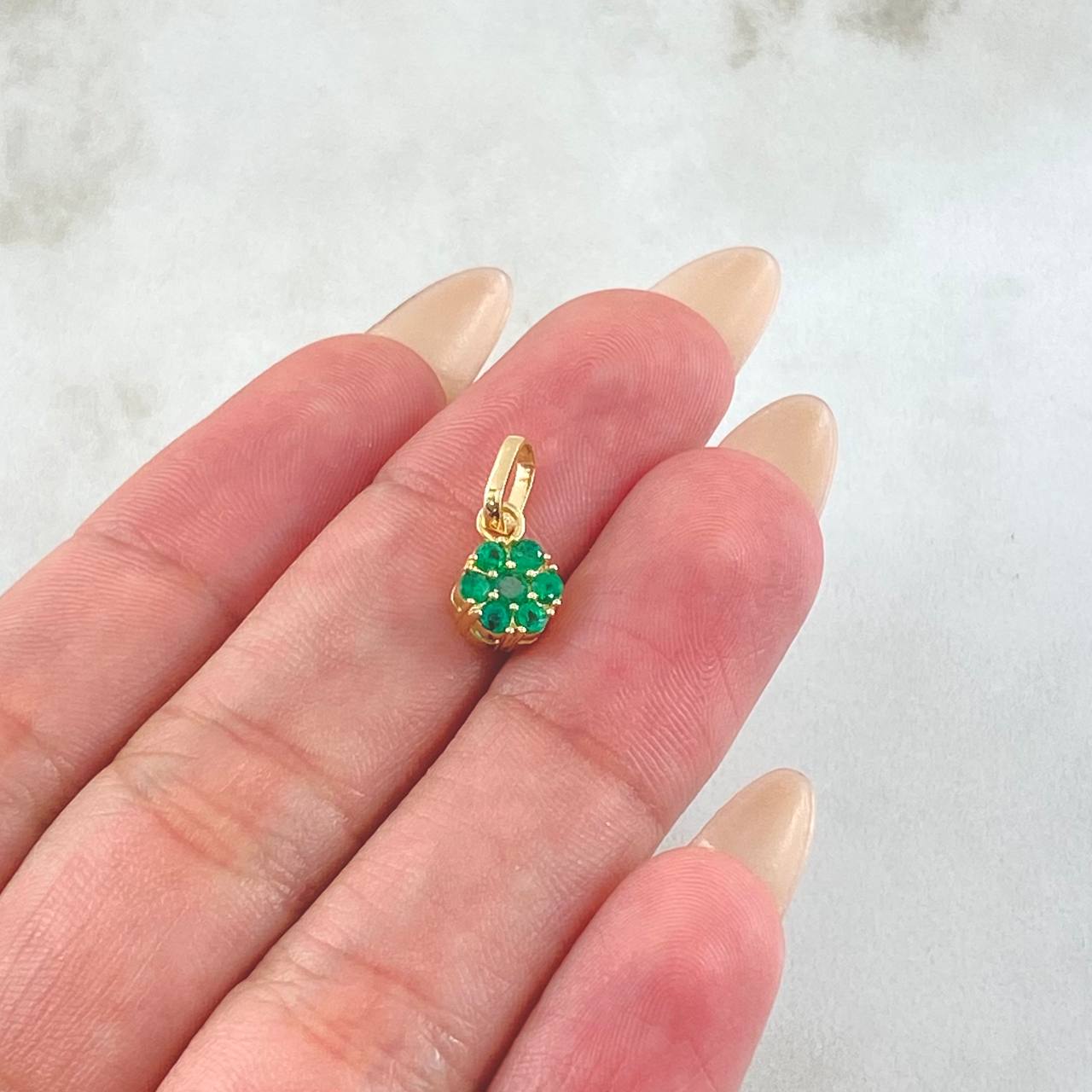 Dije Flor Hexagonal Esmeraldas 29pts 1gr / 1/2 in / Oro Amarillo 18K