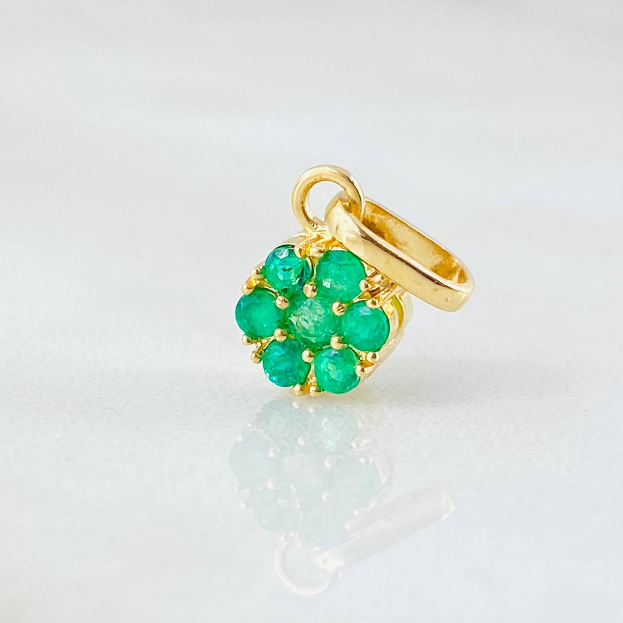 Dije Flor Hexagonal Esmeraldas 29pts 1gr / 1/2 in / Oro Amarillo 18K
