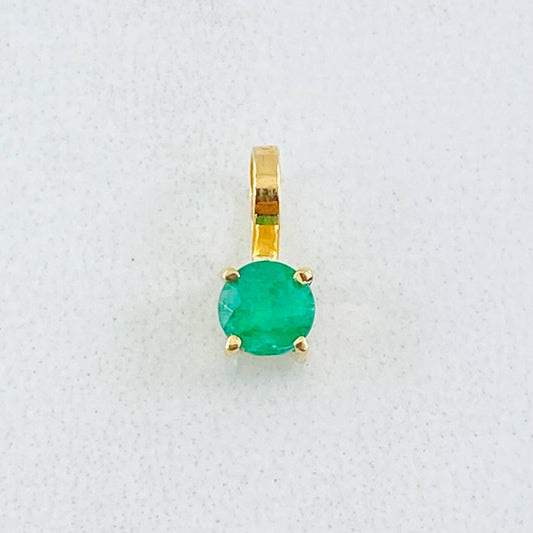 Dije Circulo Esmeralda 21pts 0.3gr / 1/4 in / Oro Amarillo 18K