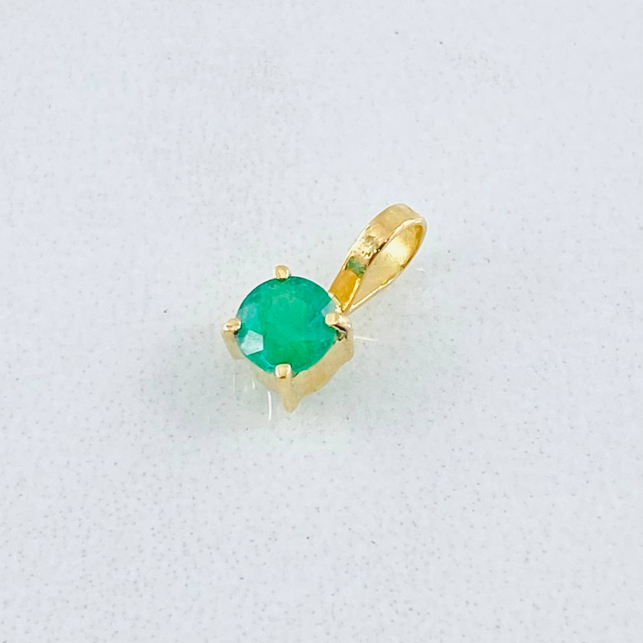 Dije Circulo Esmeralda 21pts 0.3gr / 1/4 in / Oro Amarillo 18K