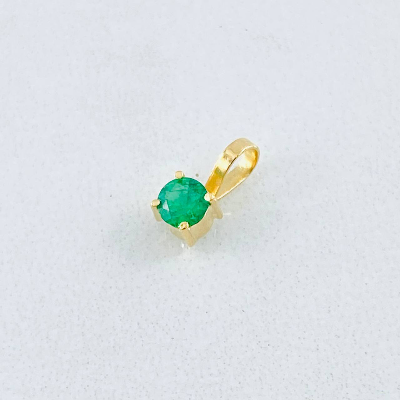 Dije Circulo Esmeralda 13pts 0.25gr / 1/4 in / Oro Amarillo 18K