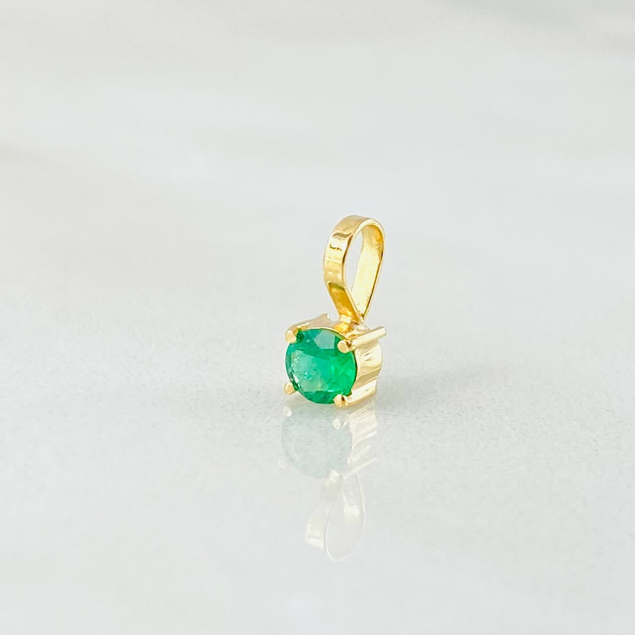 Dije Circulo Esmeralda 13pts 0.25gr / 1/4 in / Oro Amarillo 18K