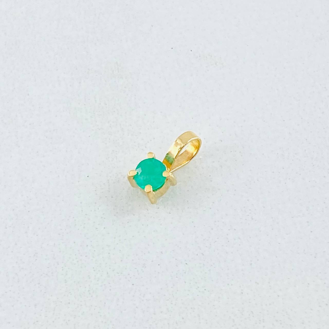 Dije Circulo Esmeralda 10pts 0.2gr / 1/4 in / Oro Amarillo 18K