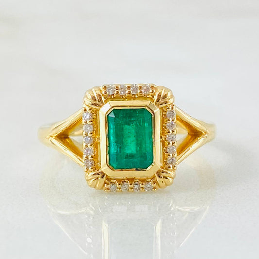 Anillo Rectangulo Tupido Esmeralda 1.1 Qts Diamantes 18pts 5.55gr / T6 1/2 / Oro Amarillo 18K