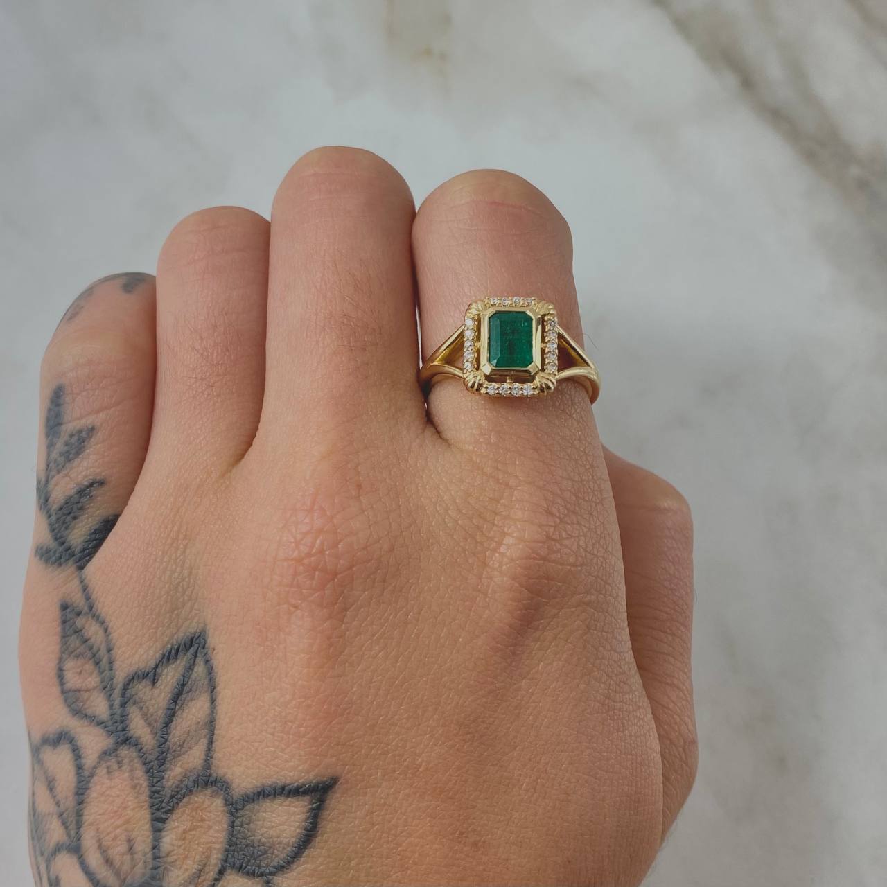 Anillo Rectangulo Tupido Esmeralda 1.1 Qts Diamantes 18pts 5.55gr / T6 1/2 / Oro Amarillo 18K