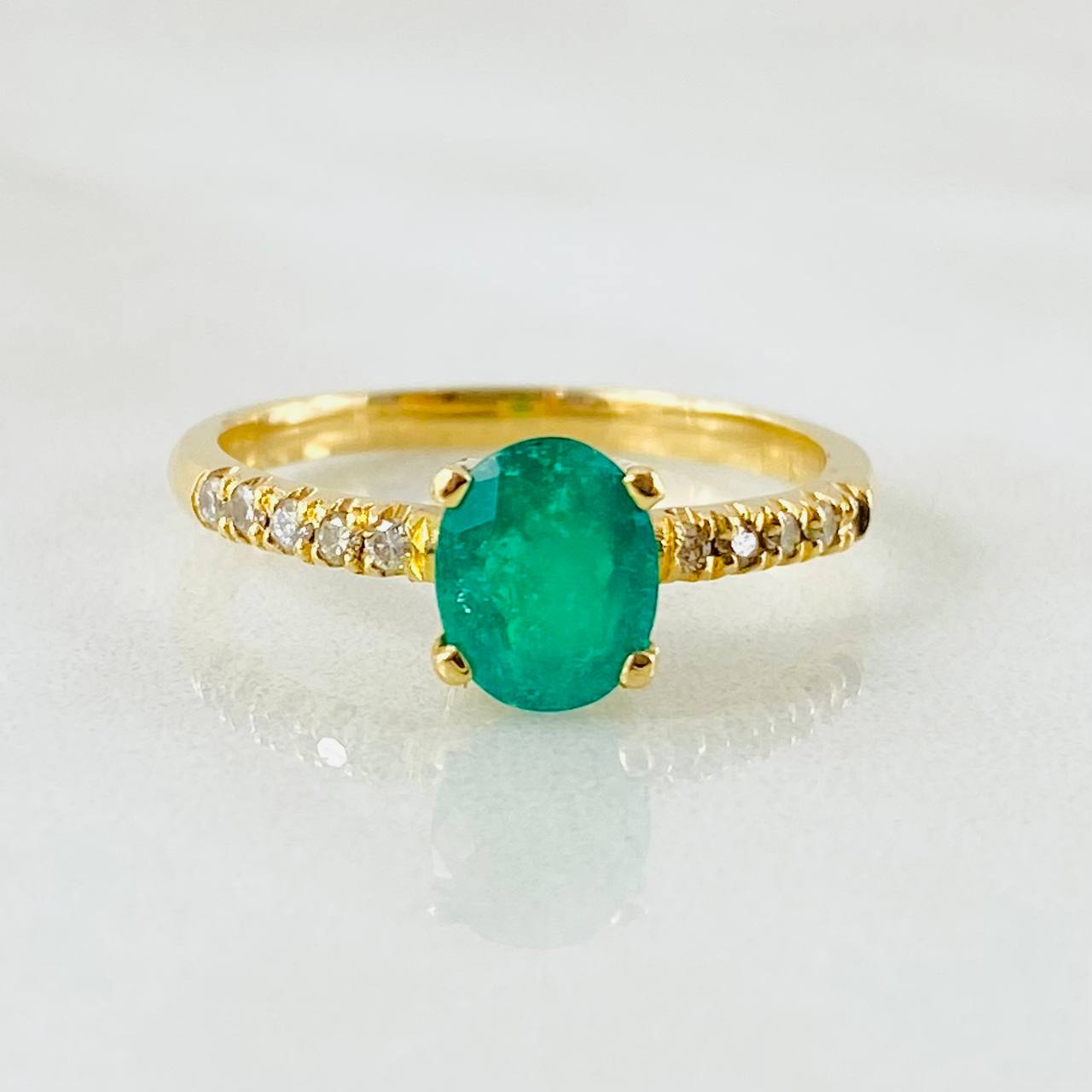 Anillo Solitario Ovalado Esmeralda 90pts Diamantes 15pts 2.9gr / T7 1/4 / Oro Amarillo 18K