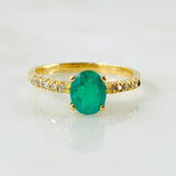 Anillo Solitario Ovalado Esmeralda 90pts Diamantes 15pts 2.9gr / T7 1/4 / Oro Amarillo 18K