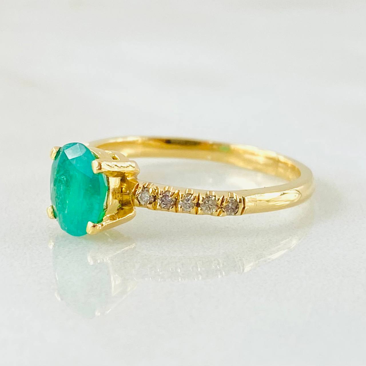 Anillo Solitario Ovalado Esmeralda 90pts Diamantes 15pts 2.9gr / T7 1/4 / Oro Amarillo 18K
