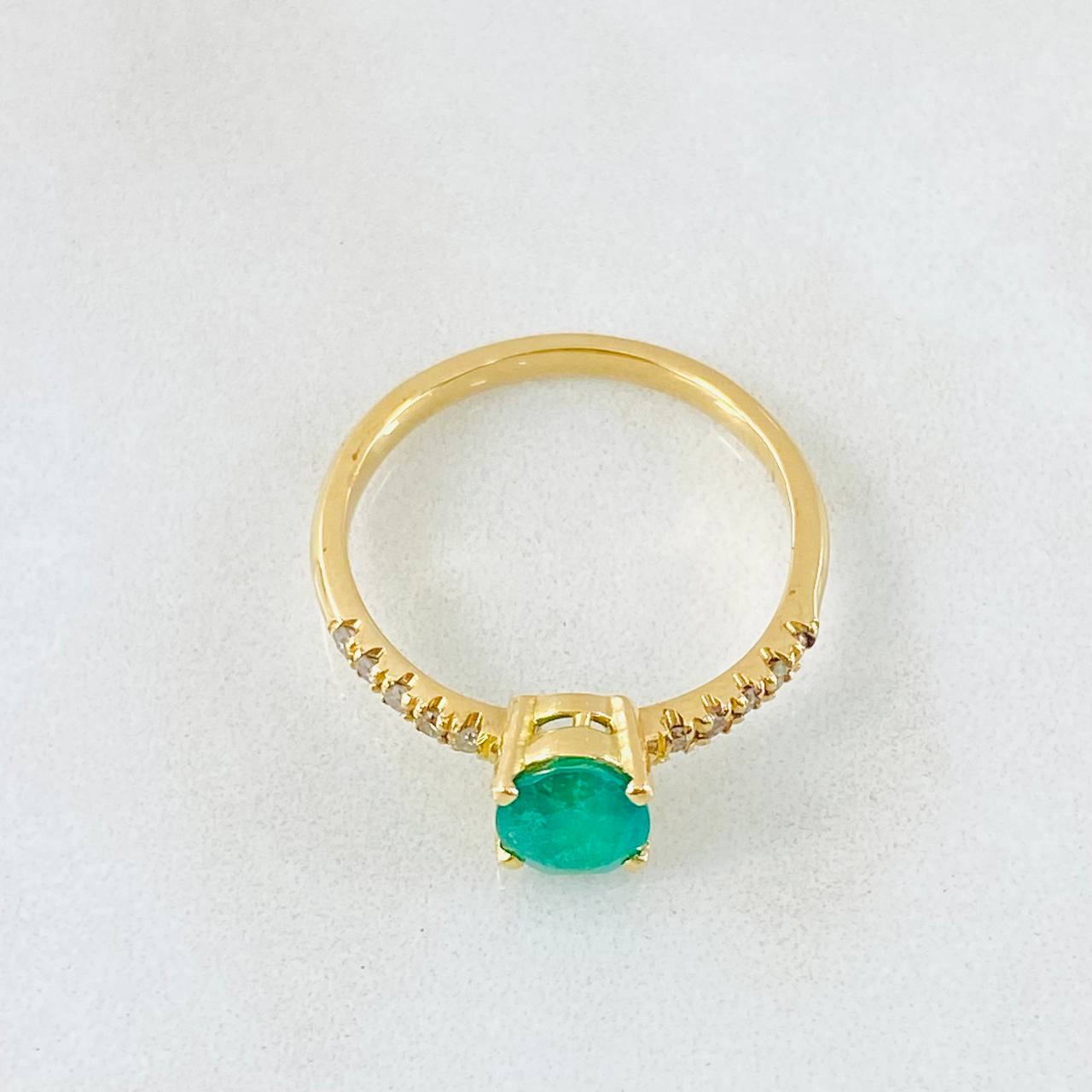 Anillo Solitario Ovalado Esmeralda 90pts Diamantes 15pts 2.9gr / T7 1/4 / Oro Amarillo 18K