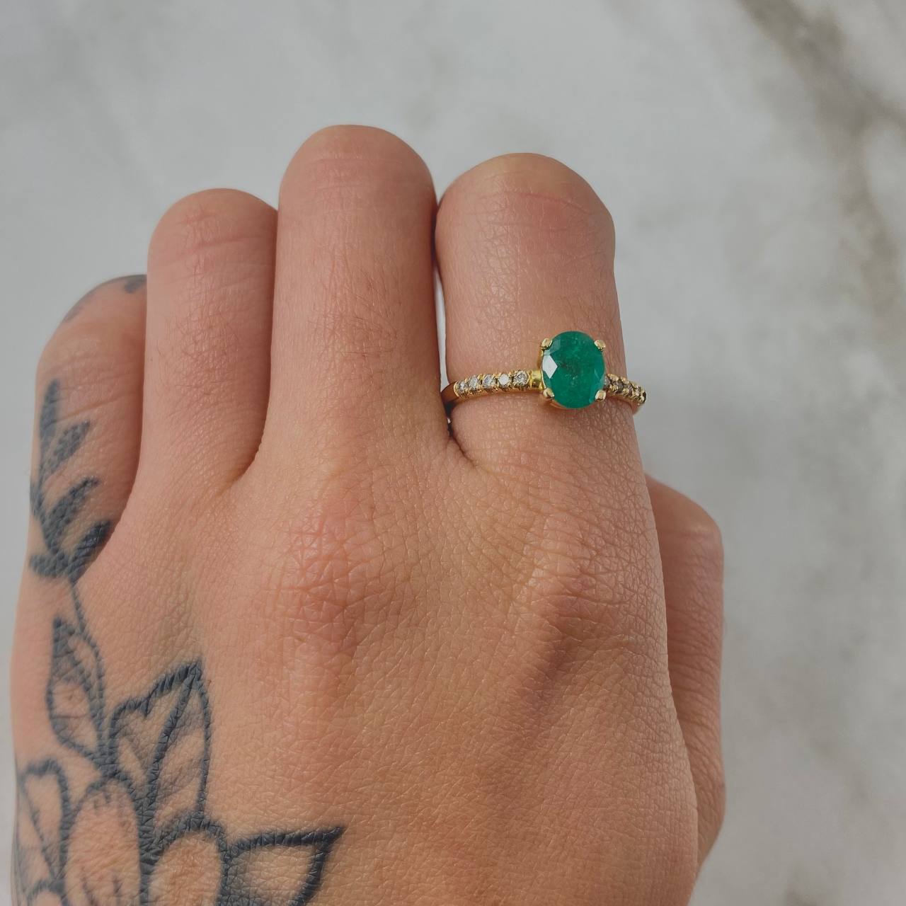 Anillo Solitario Ovalado Esmeralda 90pts Diamantes 15pts 2.9gr / T7 1/4 / Oro Amarillo 18K