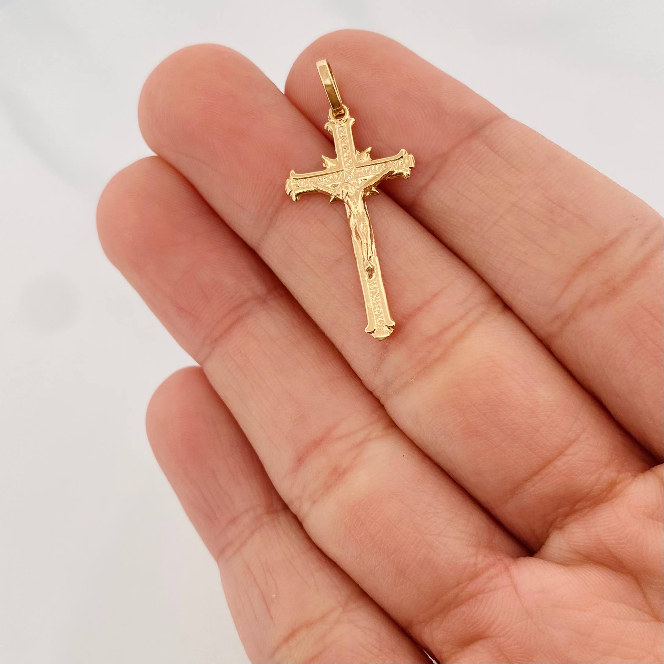 Dije Cruz Cristo 1.4 g / 1 1/4 in Oro Amarillo 18K