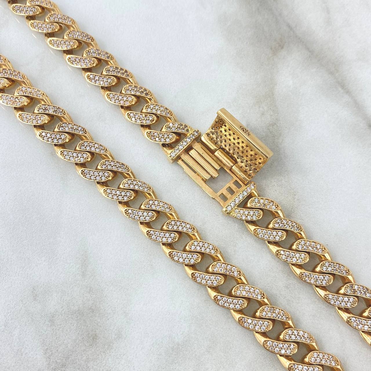 Cadena Cubana Tupida 56.55gr / 55cm / 10mm Circones Blancos Broche Cajon Oro Amarillo  18K