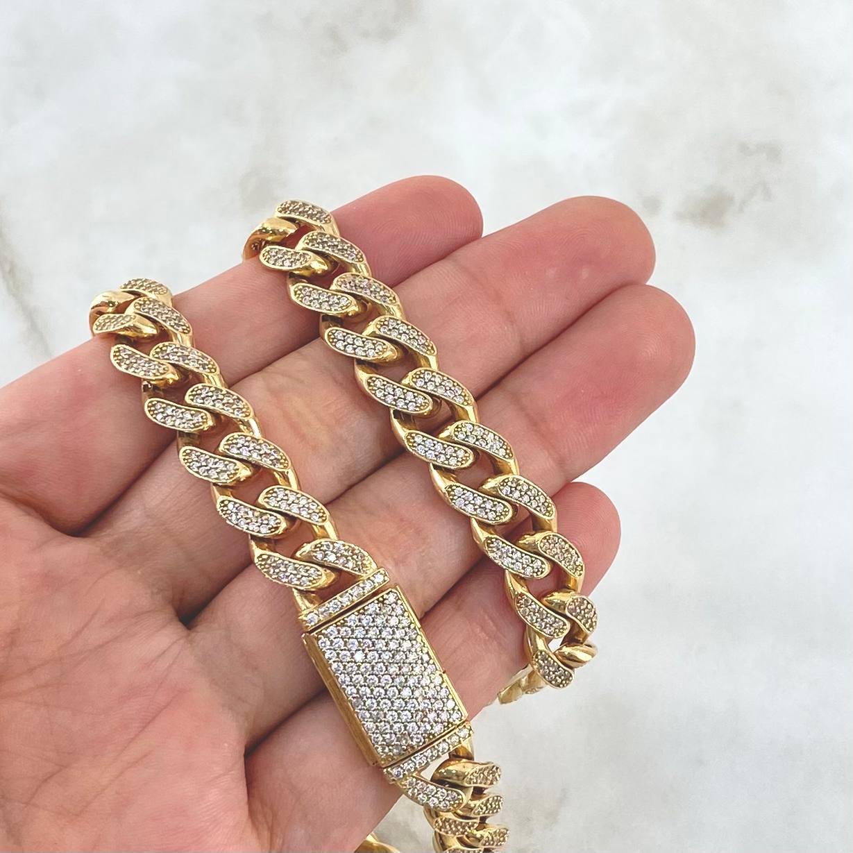 Cadena Cubana Tupida 56.55gr / 55cm / 10mm Circones Blancos Broche Cajon Oro Amarillo  18K