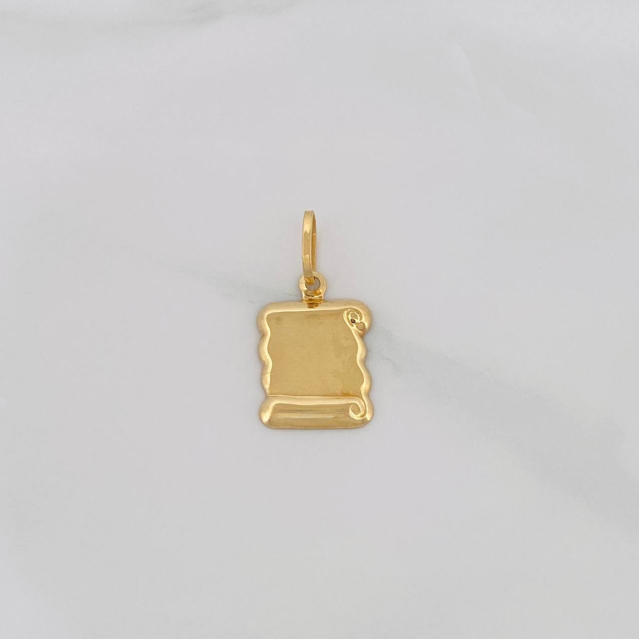 Dije Placa Pergamino 0.85g / 3/4 in Oro Amarillo 18K