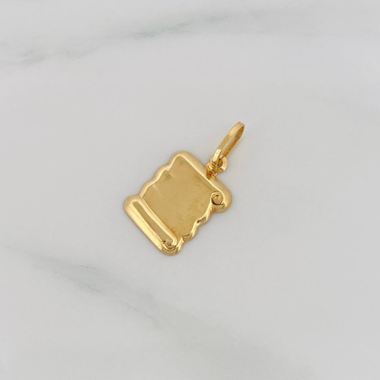 Dije Placa Pergamino 0.85g / 3/4 in Oro Amarillo 18K
