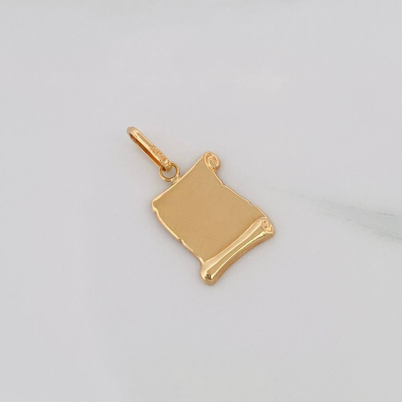 Dije Placa Pergamino 1.1g / 1 in Oro Amarillo 18K