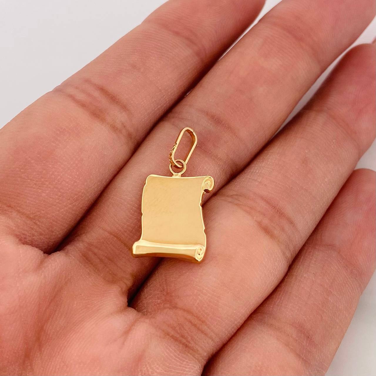 Dije Placa Pergamino 1.1g / 1 in Oro Amarillo 18K