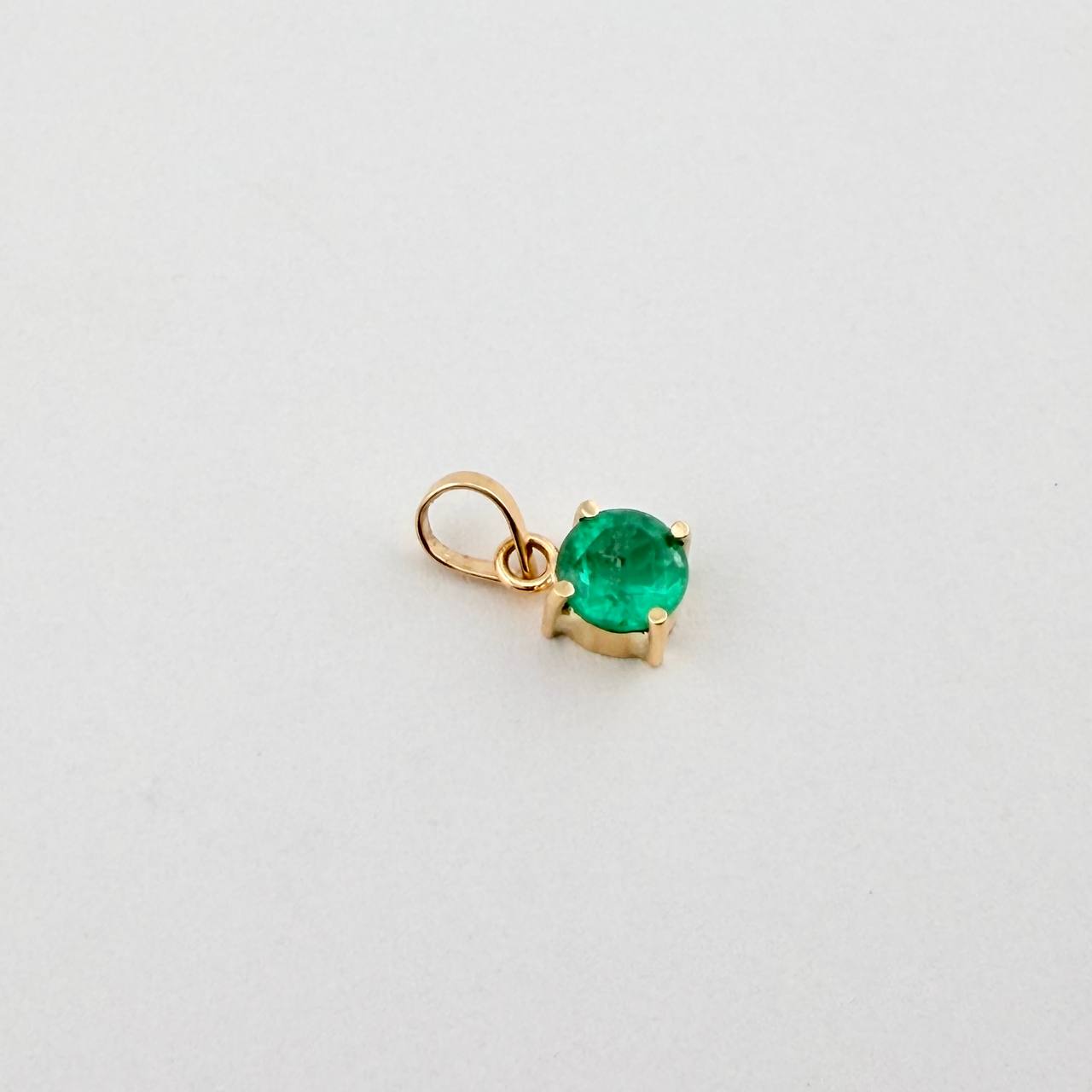 Dije Redondo Esmeralda 48Pts 0.5gr / 1/2 in / Oro Amarillo 18K $