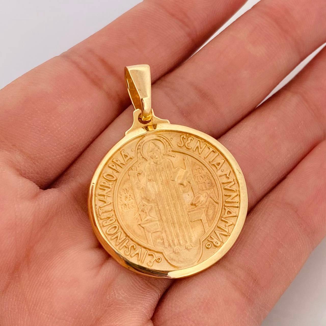 Pendant Medal of Saint Benedict 14.55g / 1 1/2 in 18K Yellow Gold