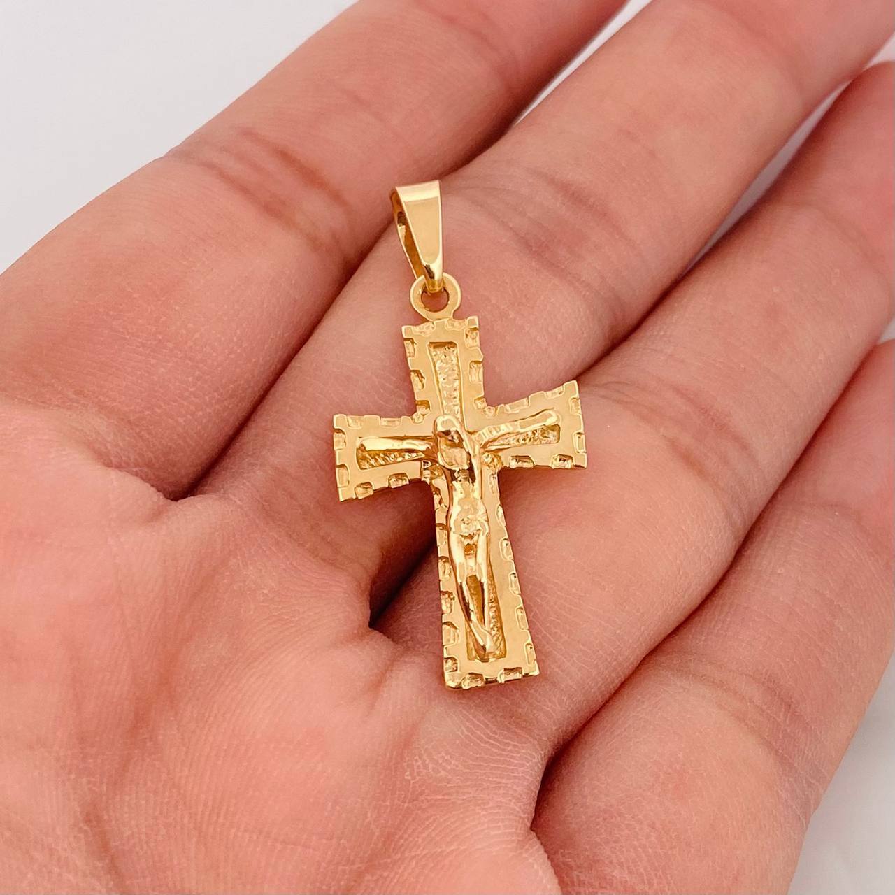 Dije Cruz Cristo 2.85g / 1 1/2 in Oro Amarillo 18K