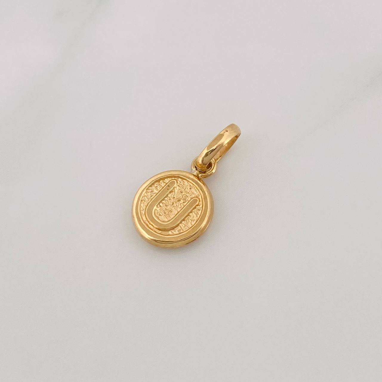 Dije Letra U 0.4g / 1/2 in Oro Amarillo 18K