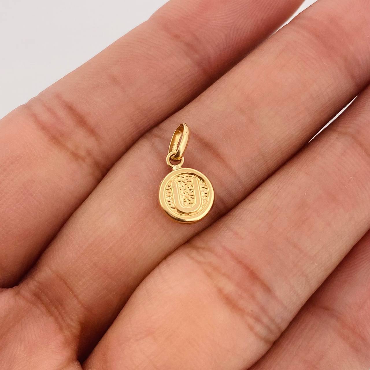 Dije Letra U 0.4g / 1/2 in Oro Amarillo 18K