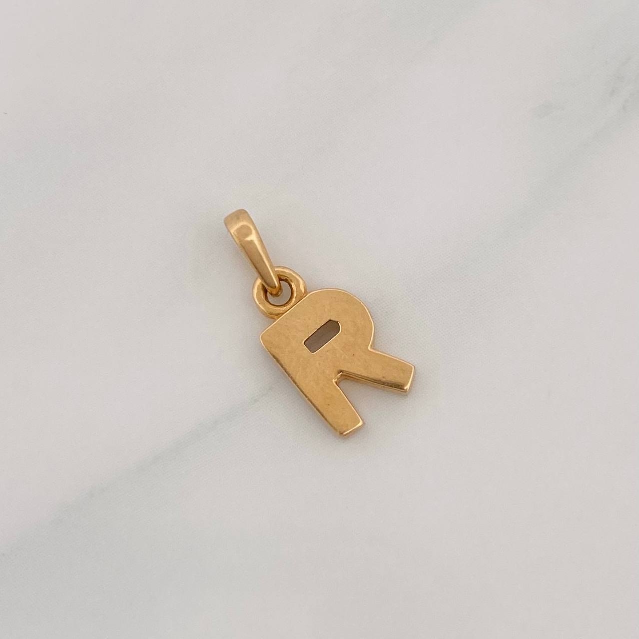 Dije Letra R 0.6g / 1/2 in Oro Amarillo 18K