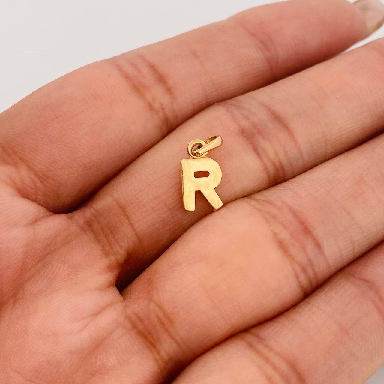 Dije Letra R 0.6g / 1/2 in Oro Amarillo 18K