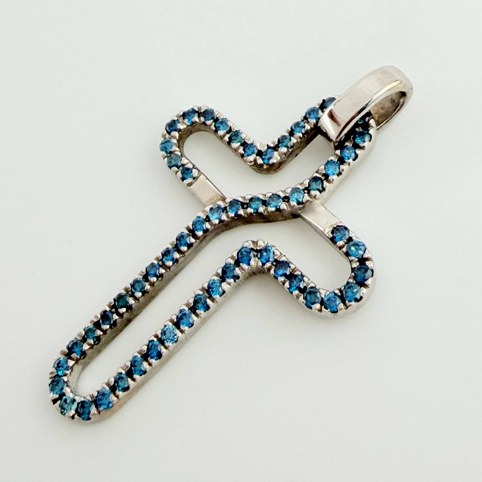 Dije Cruz Curbeada 5.3gr / 1 1/2 in / Oro Blanco 18K ©