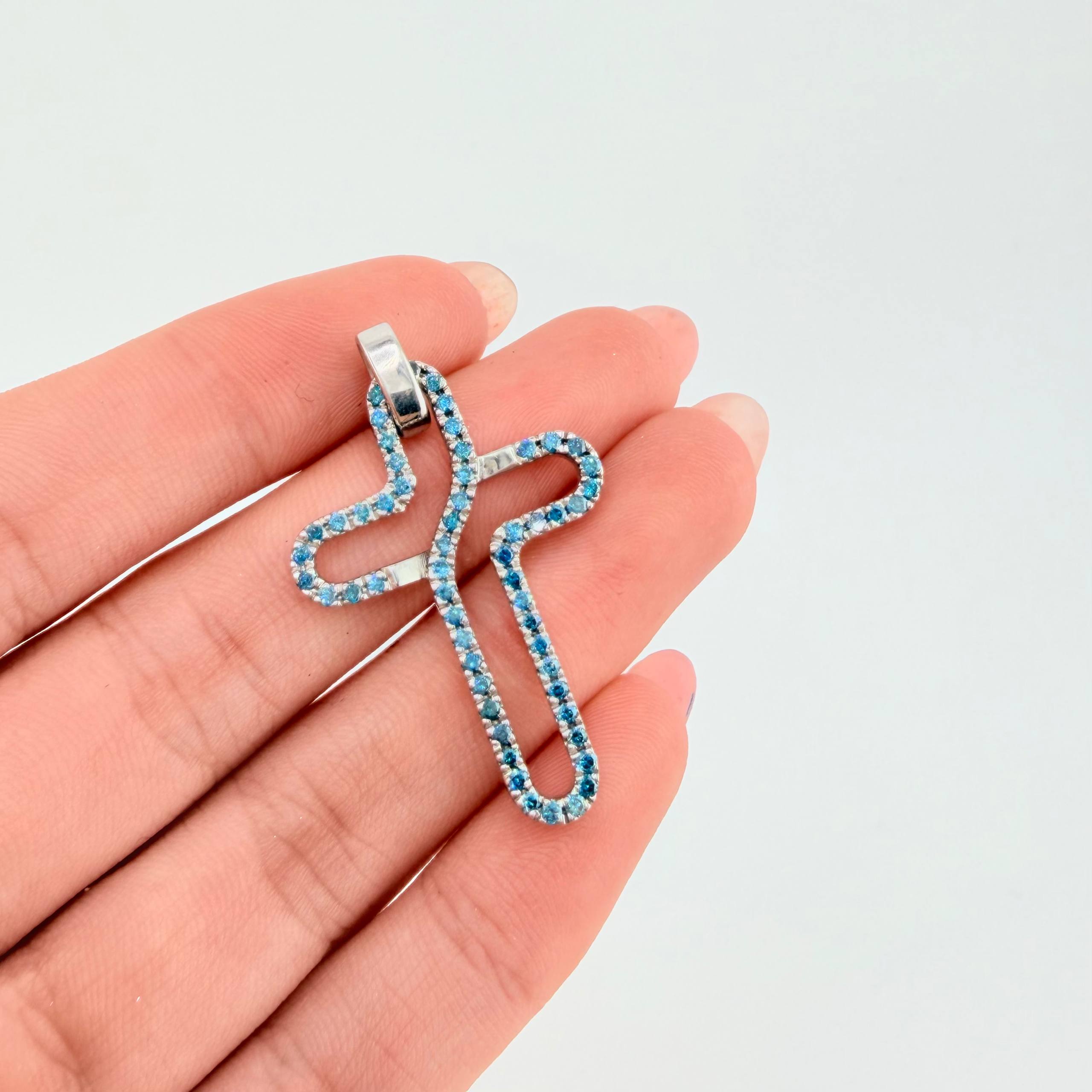 Dije Cruz Curbeada 5.3gr / 1 1/2 in / Oro Blanco 18K ©