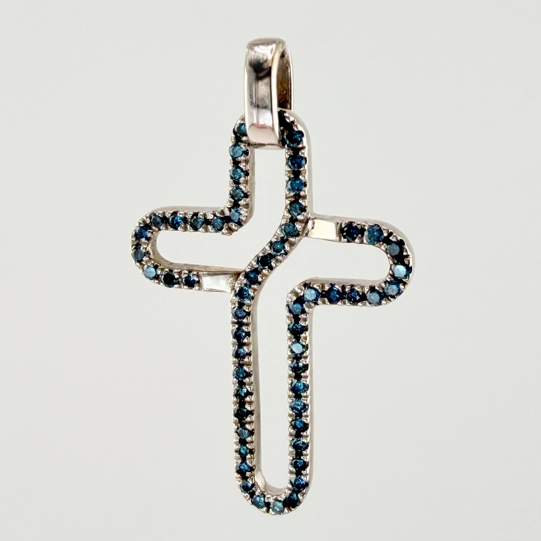 Dije Cruz Curbeada 5.3gr / 1 1/2 in / Oro Blanco 18K ©