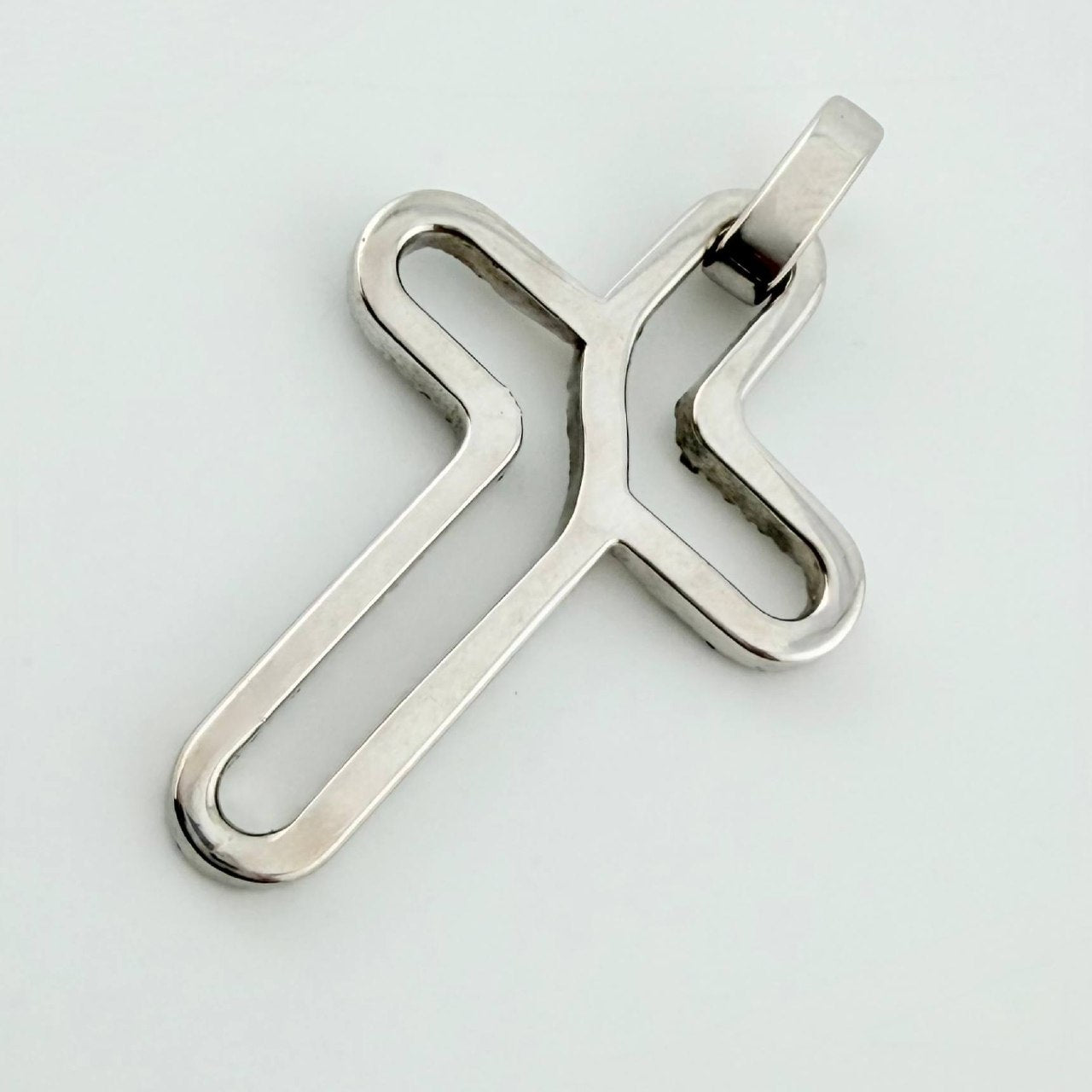 Dije Cruz Curbeada 5.3gr / 1 1/2 in / Oro Blanco 18K ©