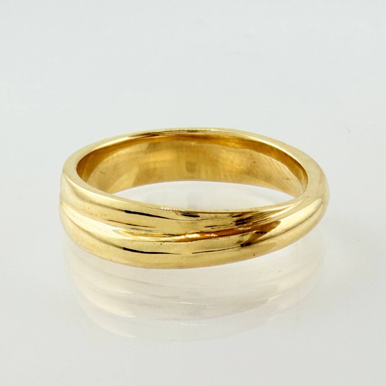 Anillo Argolla Bulto Central 5.85gr / T8 1/4 / Oro Amarillo 18K ©