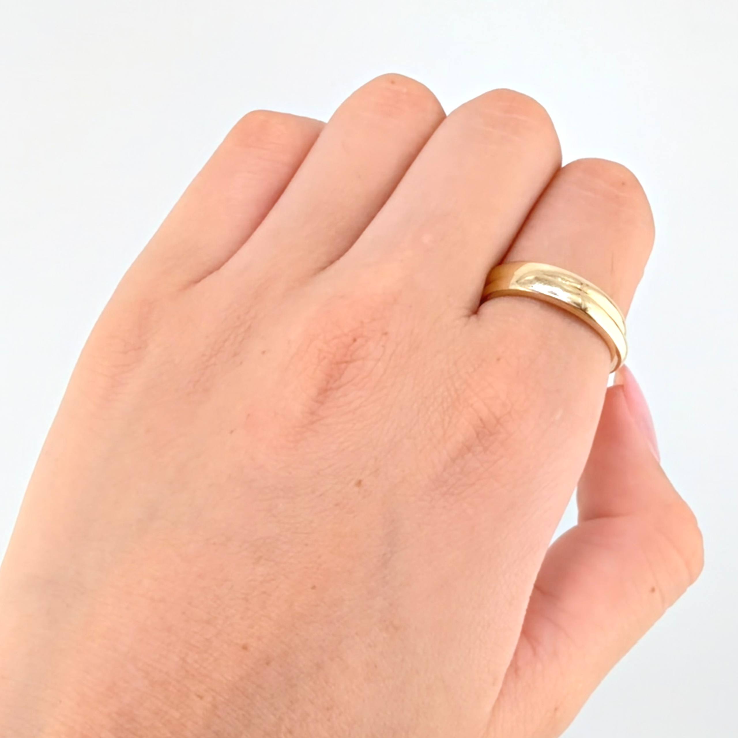 Anillo Argolla Bulto Central 5.85gr / T8 1/4 / Oro Amarillo 18K ©