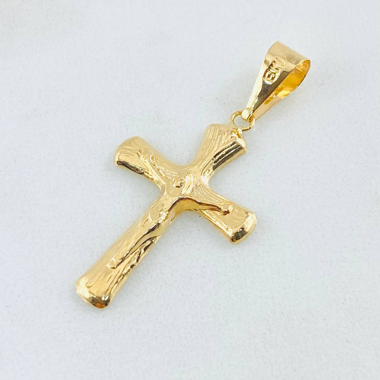 Dije Crúz Cristo Puntas Ovaladas 1.1gr / 1 1/2 in / Oro Amarillo 18K