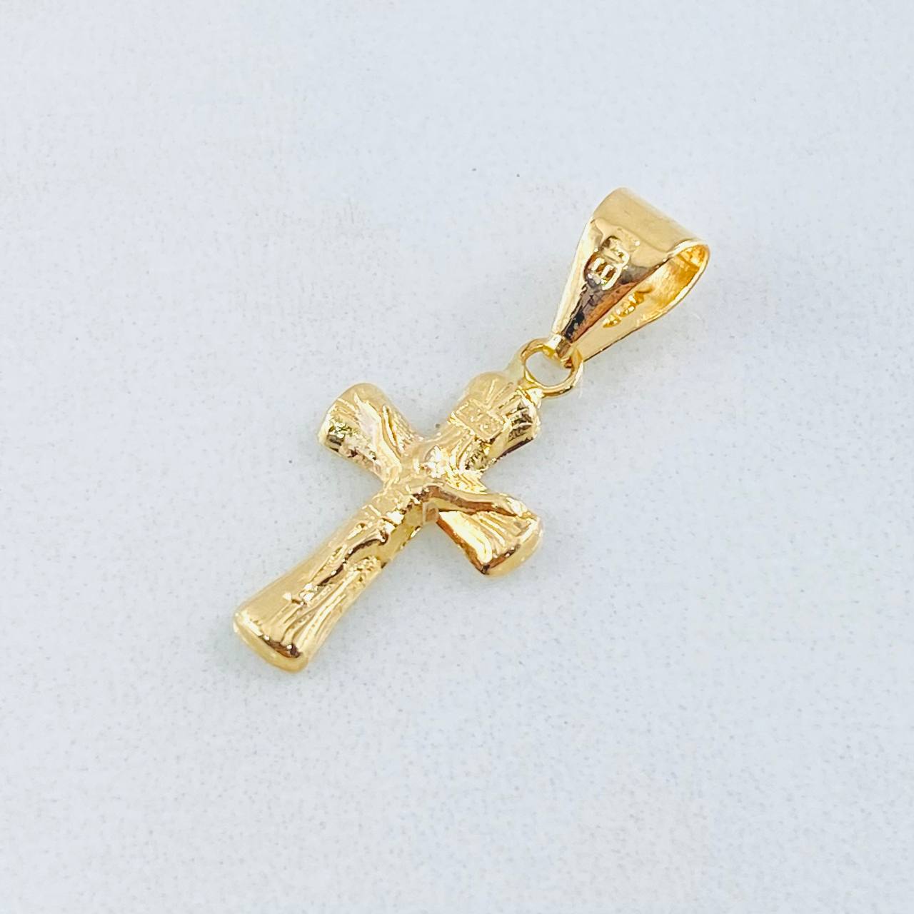 Dije Crúz Cristo Puntas Ovaladas 0.6gr / 1 in / Oro Amarillo 18K